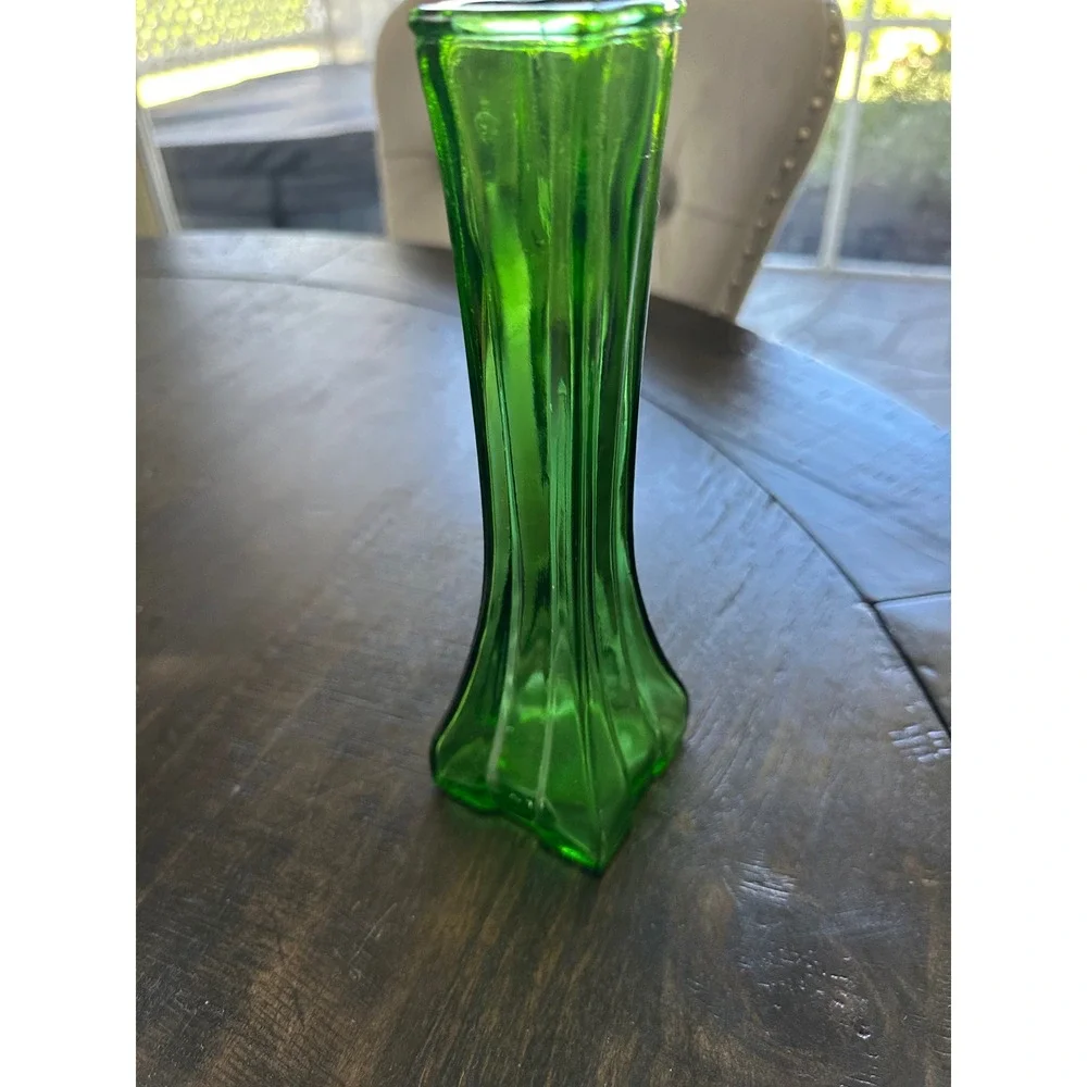 Green Glass Bud Vase Square Base Trumpet Top Elegant Home‎ Decor Europa EUC